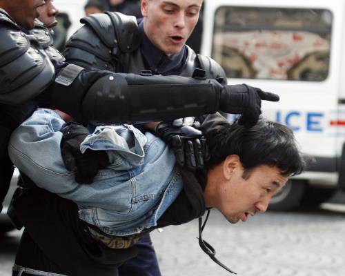Parigi, interrotto il viaggio della fiaccola