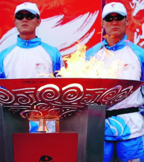 E scoppia la polemica sui trenta «gorilla della sacra fiamma»