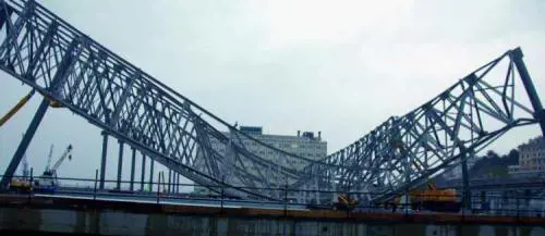 Si accartocciano 48 metri di acciaio Alla Fiera crolla il Nouvel padiglione