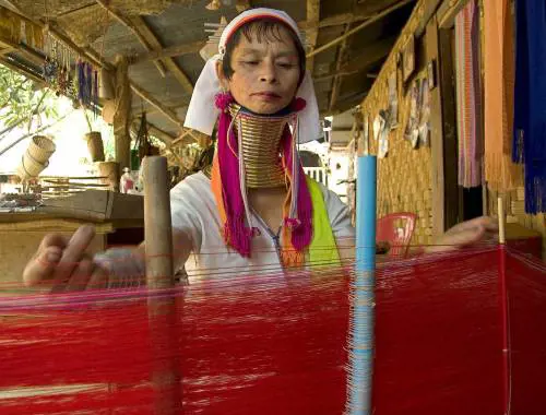 Le "donne giraffa" prigioniere 
del turismo nei loro villaggi-zoo