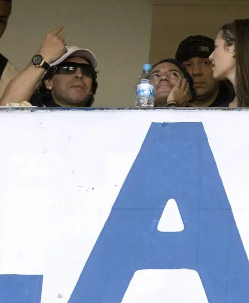 Giochi, Maradona snobba la fiaccola