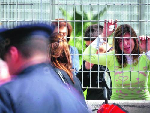Spinto dagli amici sotto un tir, muore a 17 anni