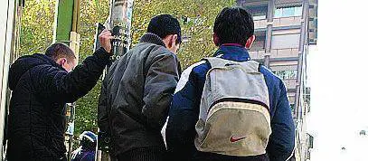 Coltelli a scuola per rapinare coetanei