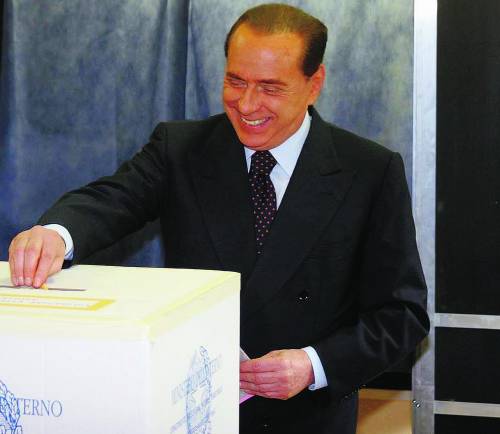 Berlusconi, bagno di folla E dopo il voto va in Duomo a pregare per mamma Rosa