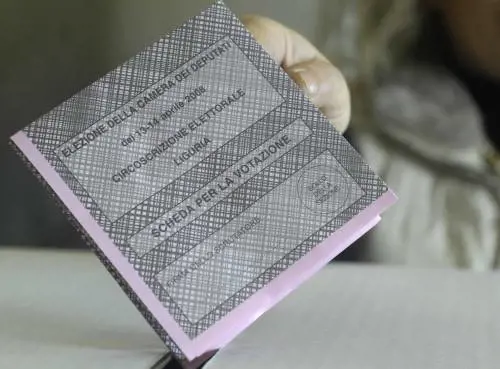 Voti doppi e crocifissi contestati