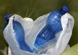 Acqua, è allarme 
per le bottiglie di plastica