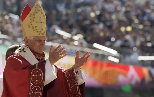 Preti pedofili, il Papa: "Indicibile il mio dolore 
ferite da sanare"