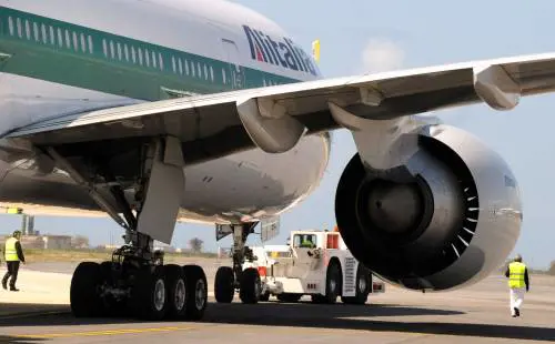 Alitalia, verso un'intesa bipartisan 
Il Cavaliere: "Parlerò con Sarkozy"