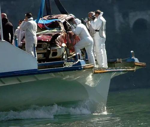 Donna in fondo al lago: arrestati due amici