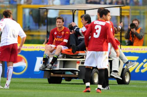 Roma e Totti ko: 1 a 1 col Livorno. Il capitano 
s'infortuna e rischia cinque mesi di stop