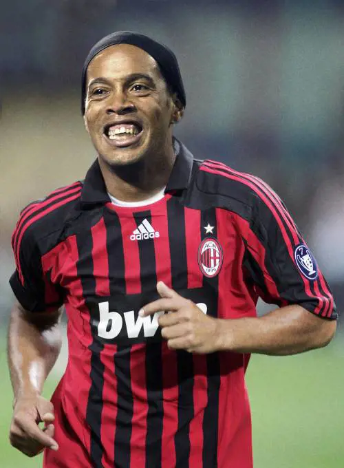 Mourinho all'Inter. Con Drogba e Lampard 
Ronaldinho, Milan e Barcellona divisi sul prezzo 