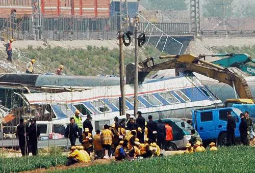 Cina, scontro tra treni: 
66 morti e 247 feriti