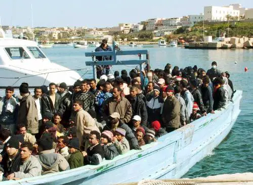 Immigrati: 2,4 milioni regolari. Cresce la paura