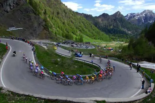 Tra cime da mito e stranieri d’assalto 
Giro d'Italia mai tanto difficile