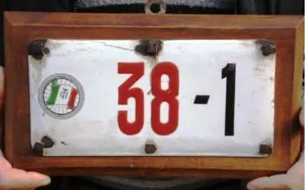 Ecco la prima targa d'auto di Milano