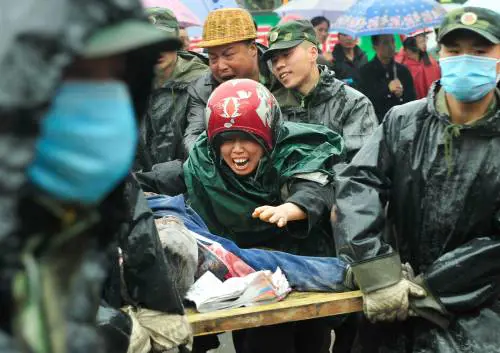 Cina in ginocchio: 
decine di migliaia 
sotto le macerie