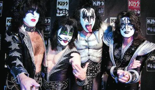 «Fra trucchi e casse da morto siamo il vero circo del rock»