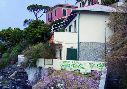 Inchiesta contro gli «abusi» E il villino finisce al barbone