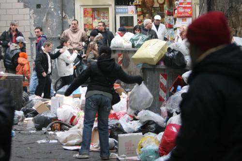 La città si ribella: roghi di rifiuti e sassi contro i vigili del fuoco