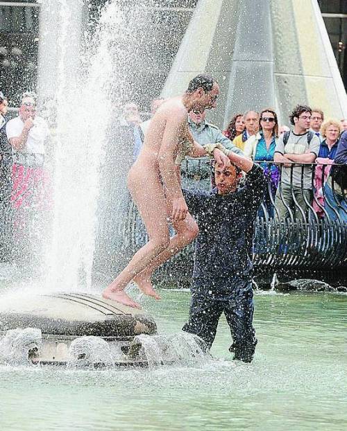 Fa il bagno nudo nella fontana di piazza San Babila