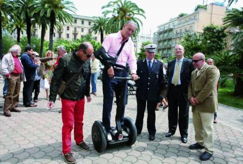 In sella alla «biga elettrica»  i vigili inseguono gli abusivi