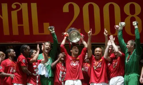 Il Chelsea scivola,  
Manchester campione