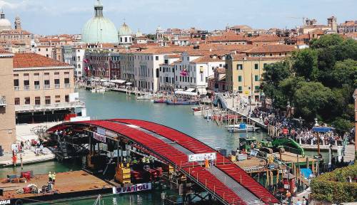 Venezia, sul ponte di Calatrava 
pure le luci a rischio ruzzolone