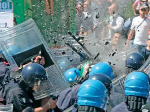 Molotov e barricate, esplode la guerriglia 
di Chiaiano contro la discarica