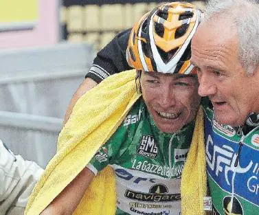 Il puffo Sella gigante nella corsa dei nani