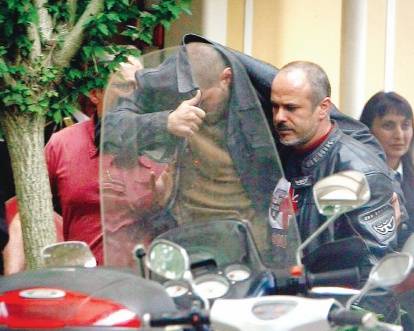 Stefano e Valentina, i ribelli a tutto gas sul Mercedes di papà