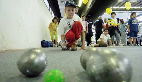 Frotte di ragazzini allassalto dellEsercito