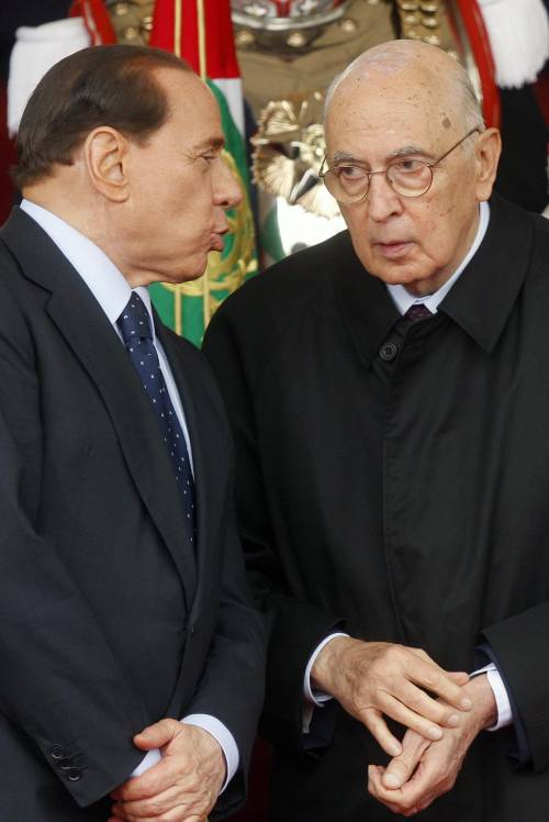 2 giugno, Napolitano: "Rispettare la Repubblica" 
La folla acclama Berlusconi: "Santo subito"