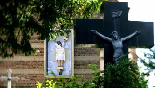 La donna crocifissa di Cattelan
