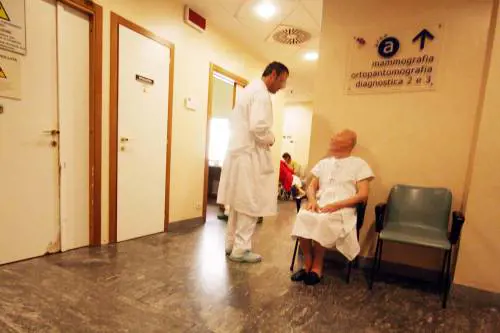 Nelle stanze dell’orrore con i malati in coda. "Portateci via di qui"