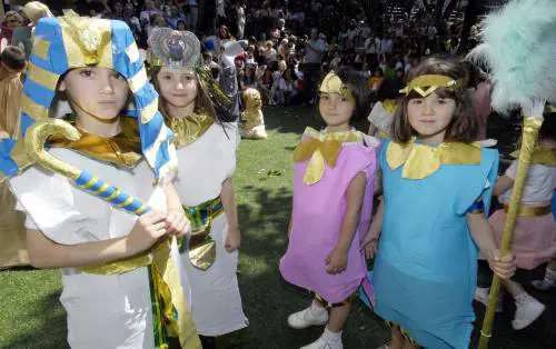 I bambini si danno allopera e lasilo si riempie di pubblico