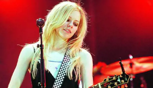 Sul palco il punk-pop di  Avril la reginetta dei teenagers