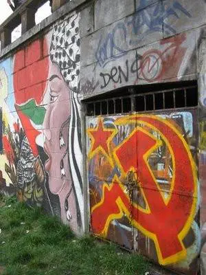 Falce e martello come la svastica