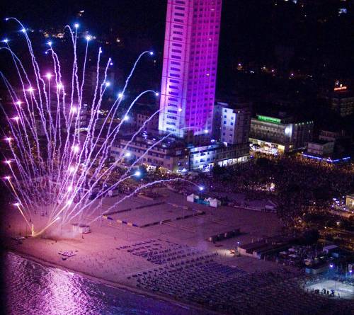 La Notte rosa della riviera romagnola 
tra concerti, feste in spiaggia e sfilate