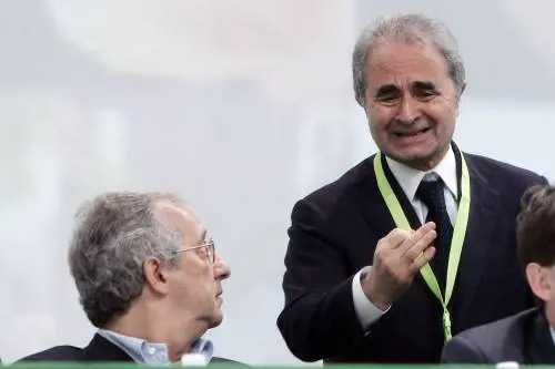 Veltroni: in autunno in piazza contro il governo 
Il Cavaliere: "A Roma una voragine, se ne vada"