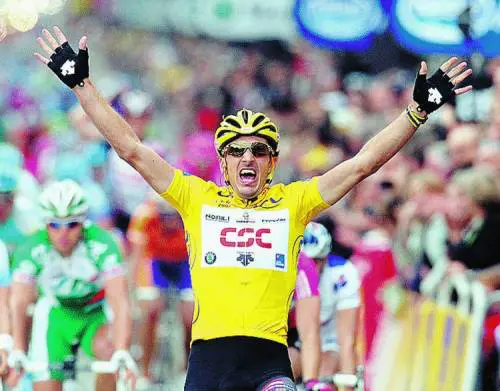 La maglia gialla «scollina» tra i genovesi in ferie