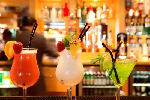 Nei locali di Milano va di moda l'etilotest