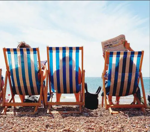 Vacanze, salviamo la vecchia sdraio 
dall'invasione dei lettini prendisole