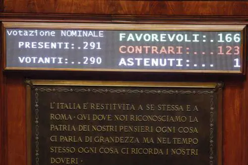 Senato, sì al decreto sicurezza. Proteste Idv