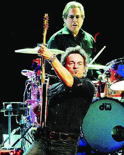 Troppo rumore, rivolta contro Boss e Ligabue