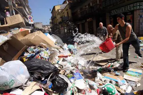 Rifiuti, bloccata la tangenziale di Napoli