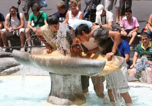 Acqua: liscia o con le bollicine? 
Meglio
quella del rubinetto