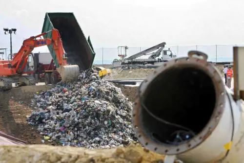 Rifiuti, Bossi: "Il Nord darà una mano"