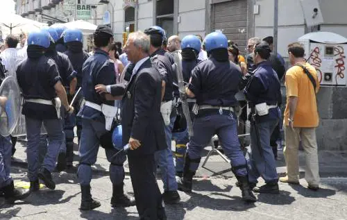 Rifiuti, tensione e tafferugli a Napoli