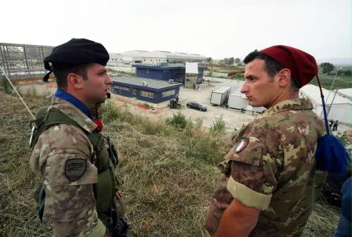 Il premier: "Entro luglio via i rifiuti in strada"