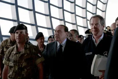 Berlusconi: via entro 
luglio tutti i rifiuti 
dalle strade di Napoli